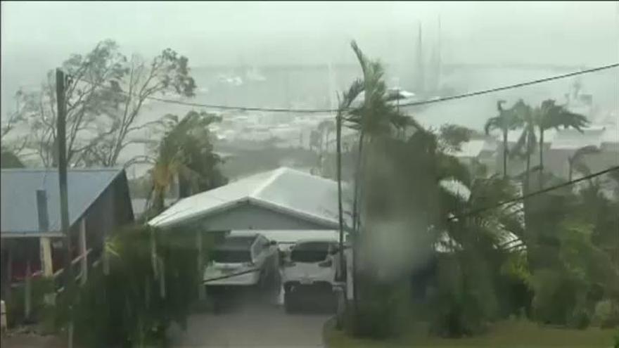 El ciclón Debbie toca tierra en Australia