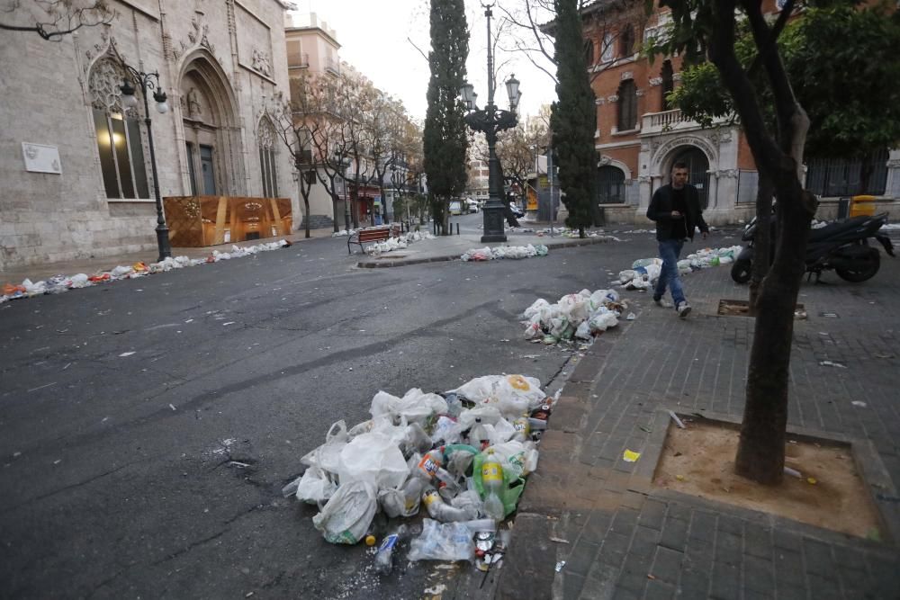 Orines y vandalismo en la Lonja tras una verbena