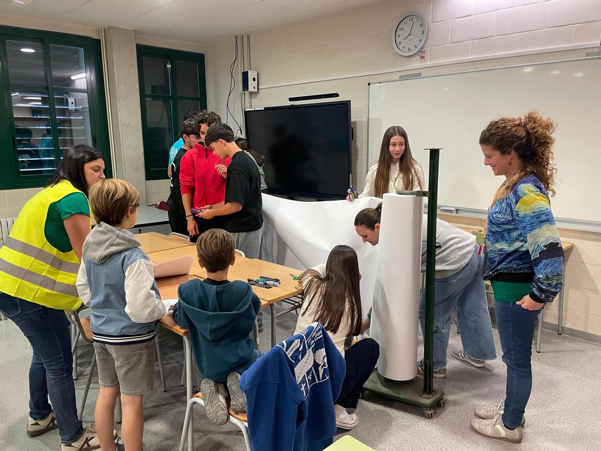 Un taller de pancartas ha sido la primera actividad del encierro educativo en el IES Didín Puig de Giuadassuar.