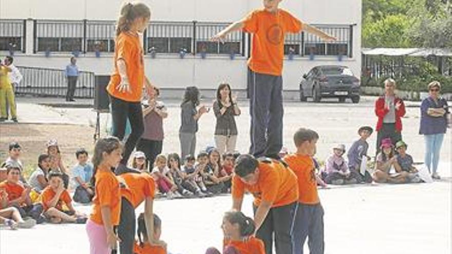 El colegio Fernán Pérez de Oliva fusiona circo y poesía