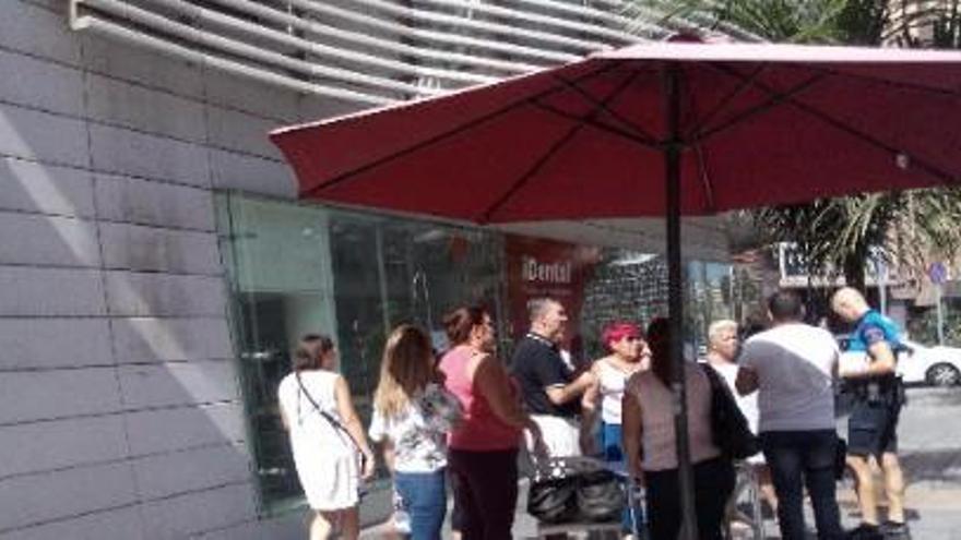 Un grupo de clientes de iDental en Canarias, cuando fue desalojada su sede.