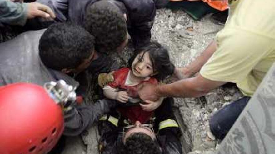 Bomberos rescatando a una niña sepultada en el terremoto de Argelia.