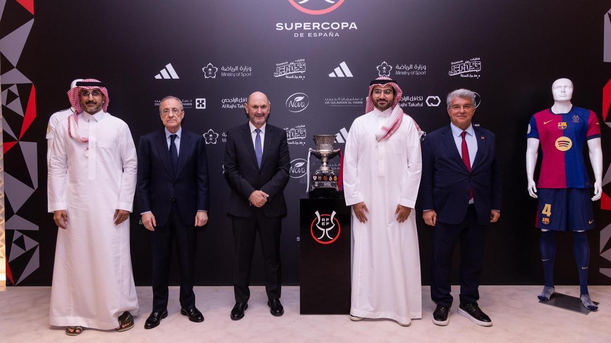 Florentino Pérez, junto a Rafael Louzán, en la presentación de la final de la Supercopa de España en Arabia