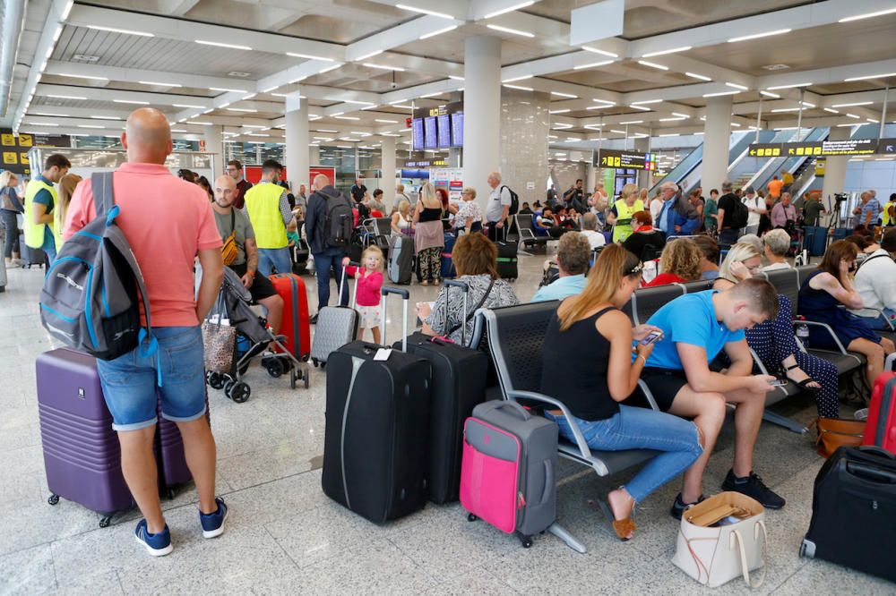 Afectados por la suspensión de pagos de Thomas Cook en el aeropuerto de Palma