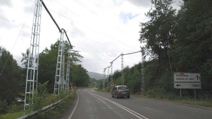 Trabajos de mantenimiento en un tendido de alta tensión en Cangas