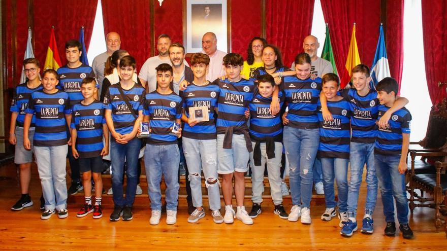 El equipo sub 14 del Os Ingleses celebra en el Concello de Vilagarcía el triunfo en Copa Xunta