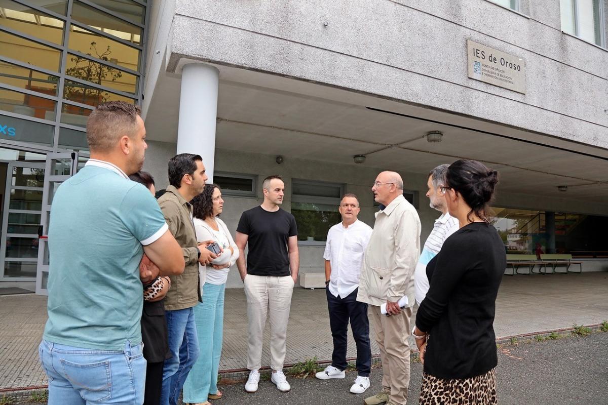 La delegada de la Xunta en A Coruña, Belén do Campo, y el alcalde de Oroso, Álex Doval, en la visita a las obras en el IES de Oroso, donde se actuó sobre la cubierta.