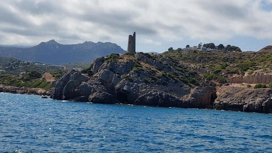 Vista de los acantilados de Orpesa y la Torre Colomera, desde una de las golondrinas de excursiones