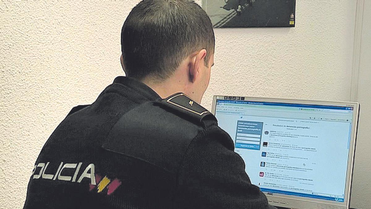 Un agente de Policía  analiza imágenes de pornografía infantil durante una investigación.