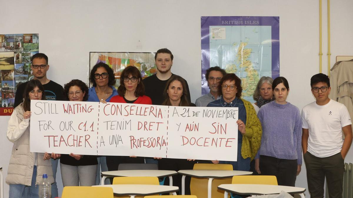Algunos de los alumnos afectados por la falta de docente de inglés han desplegado una pancarta este martes en el aula