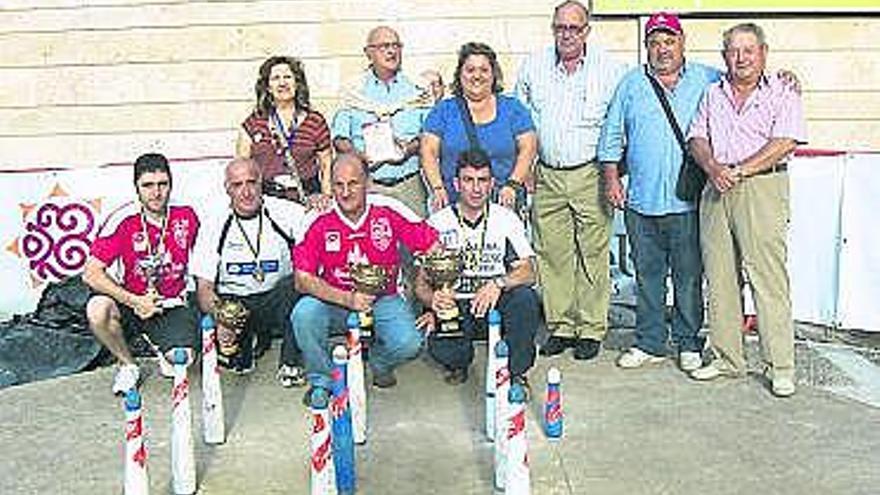 Patrocinadores, organizadores y premiados posan con medallas y trofeos.