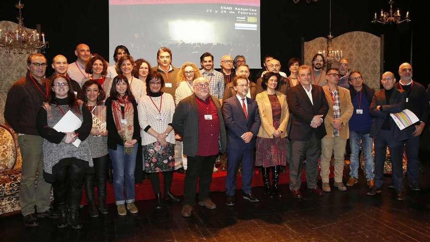 Foto de familia de los participantes en el encuentro, con el consejero de Educación y Cultura, Genaro Alonso, en el centro, de corbata, y Joaquín Amores, director de la ESAD, junto a él.