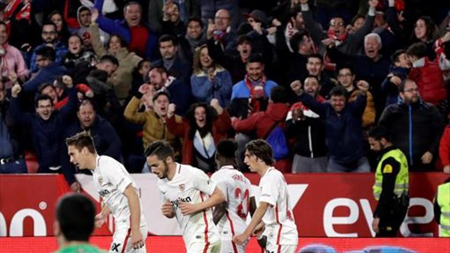 Un Sevilla en horas bajas salva un punto en la prolongación