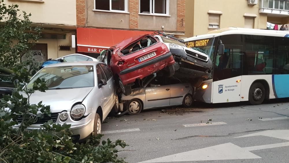 Un autobús embiste a media docena de coches en Héroe de Sostoa.