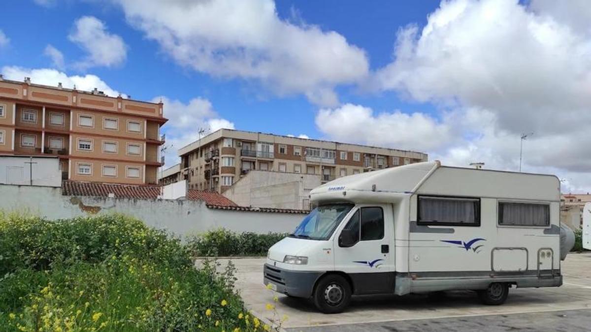Zona de espacios para autocaravanas en la calle Clara Campoamor.