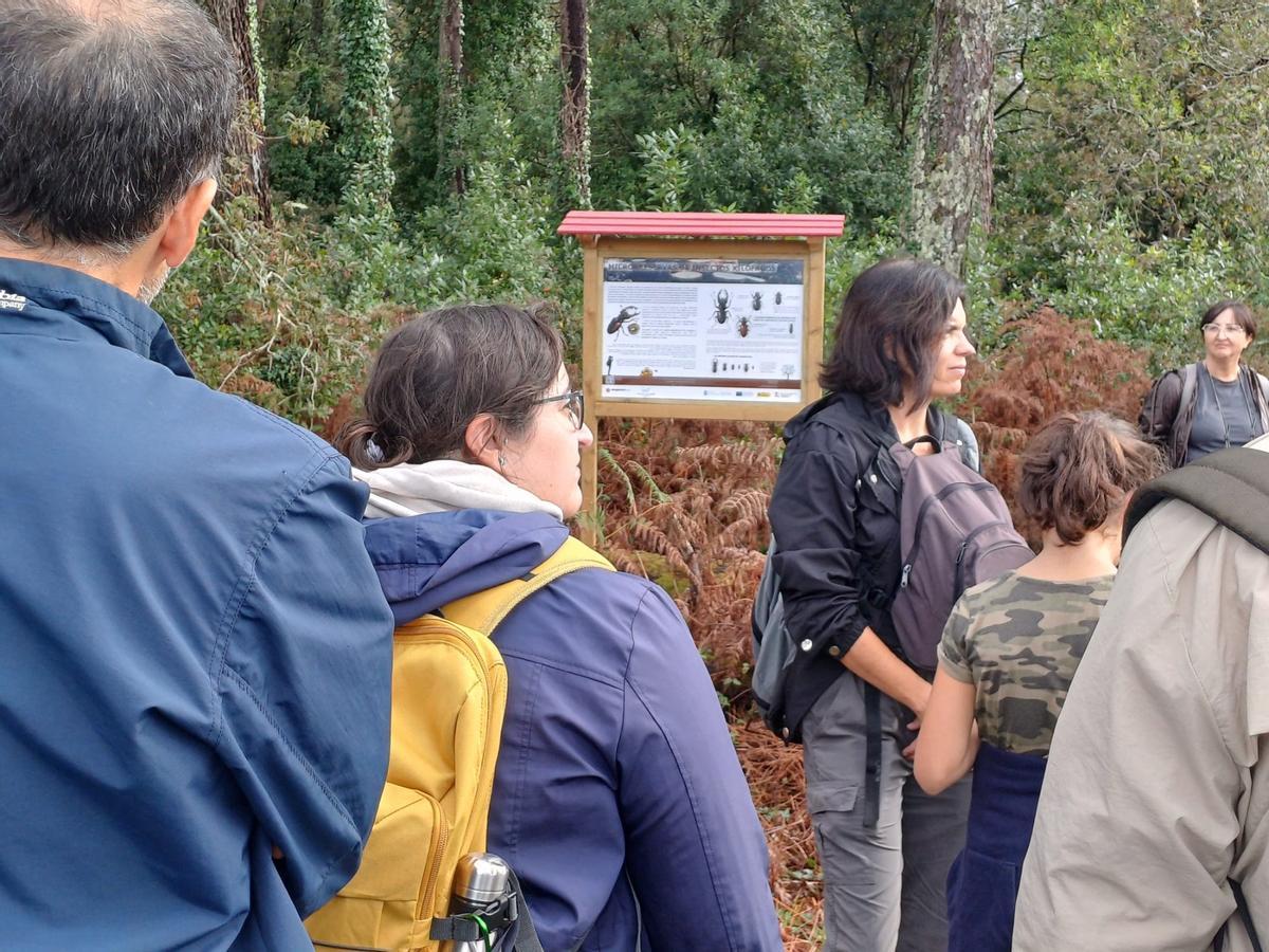 Asistentes a la visita guiada a la isla de Cortegada para disfrutar de su flora y su fauna.