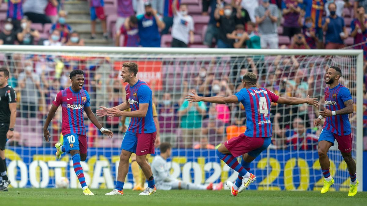 Nico, Araujo y Memphis acuden a felicitar a Ansu Fati tras su gol al Levante.