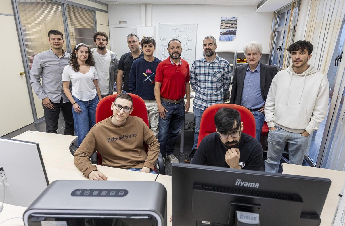 Los investigadores de la UA y de Isabial, en su laboratorio del campus de San Vicente.