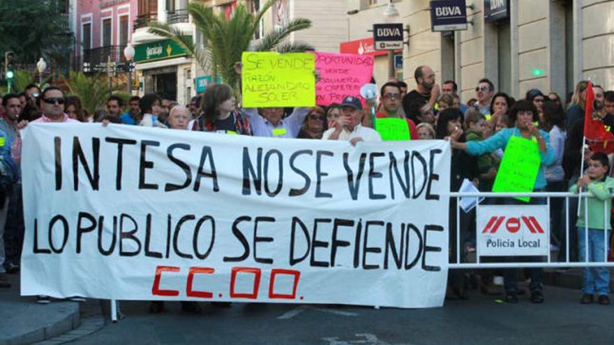Los trabajadores de Intesa se manifestaron ayer por la mañana en la plaza de Baix.