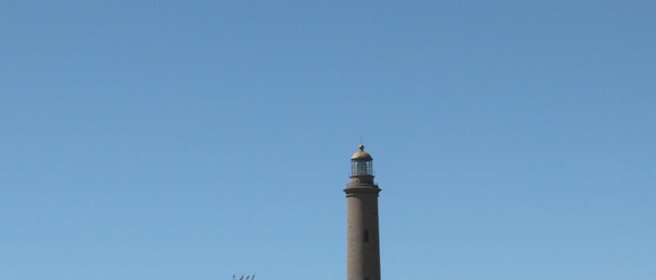 La remodelación del entorno del Faro en el año 1999 trajo consigo la ubicación de una serie de esculturas que convierten la zona en un museo al aire libre desde el paseo de Colón hasta la línea de costa.