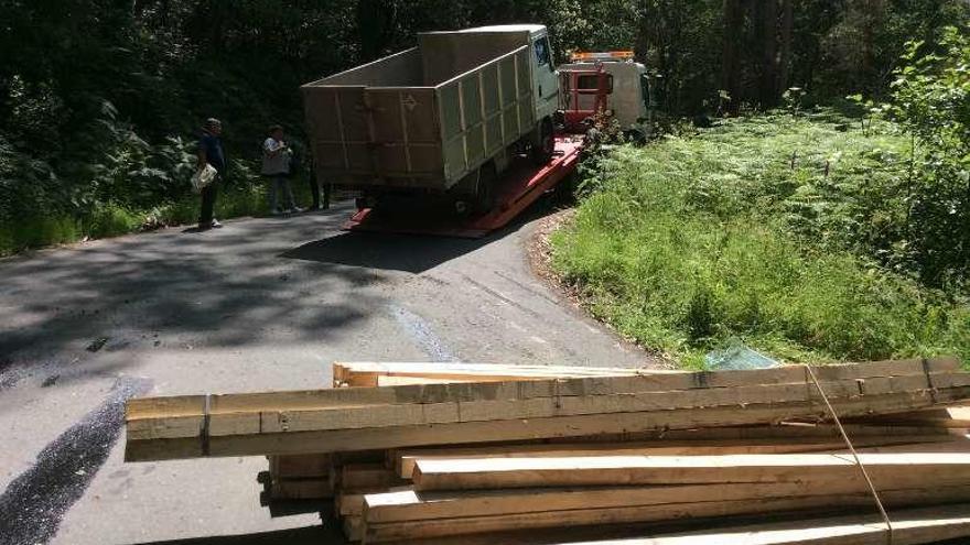La madera en la carretera y el camión en la segunda grúa. // G.N.
