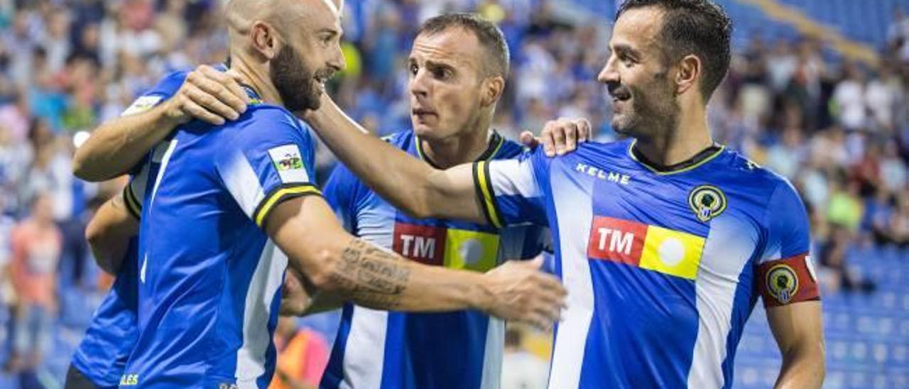 Chechu Flores, Juli y Paco Peña celebran un gol en el Rico Pérez durante esta temporada.