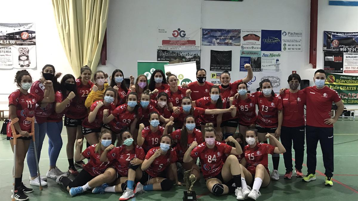 El Deza Córdoba celebra su victoria en la final andaluza de la Primera Nacional femenina de balonmano.