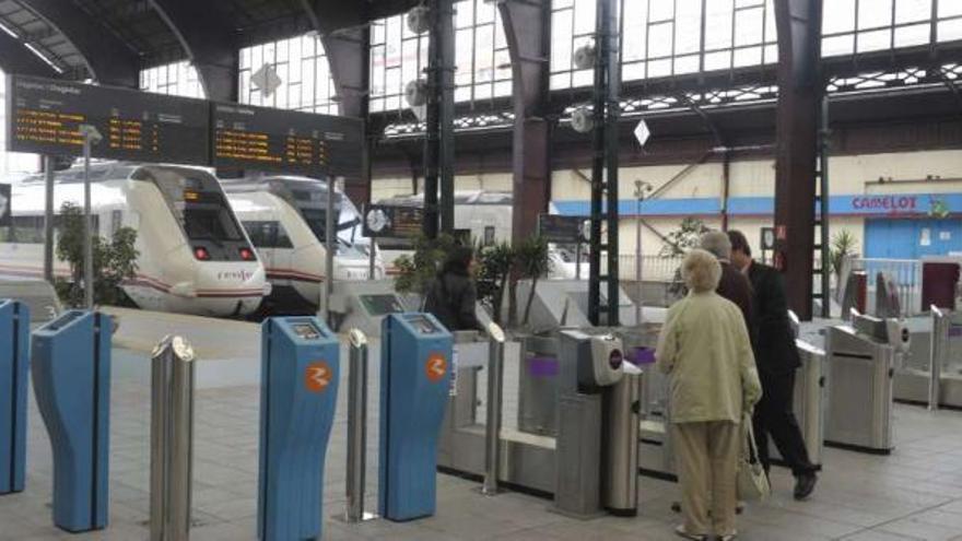 Varios pasajeros acceden a la estación de tren de San Cristóbal, en A Coruña. / víctor echave