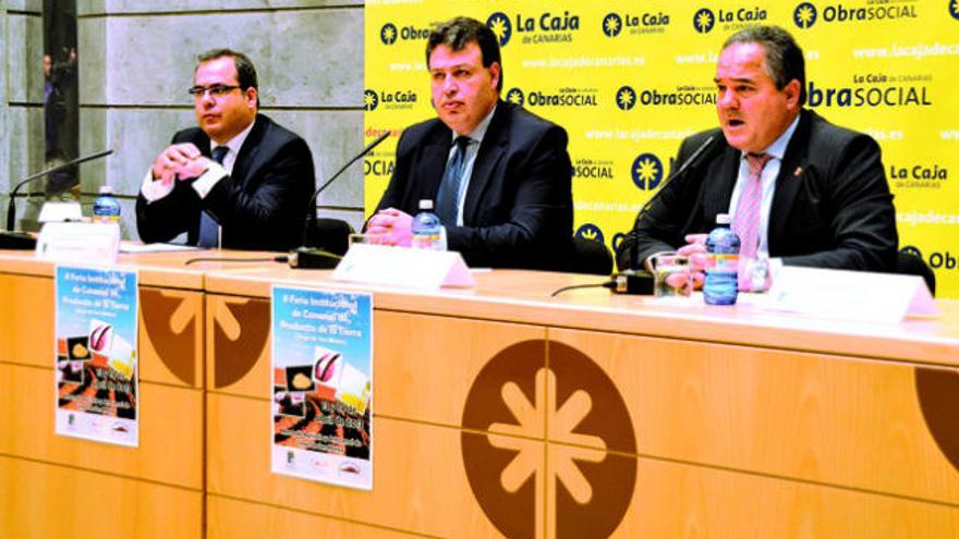 Juan Domínguez (izquierda), Antonio Ortega y Francisco Santana, ayer en la presentación de la feria. | acfi press