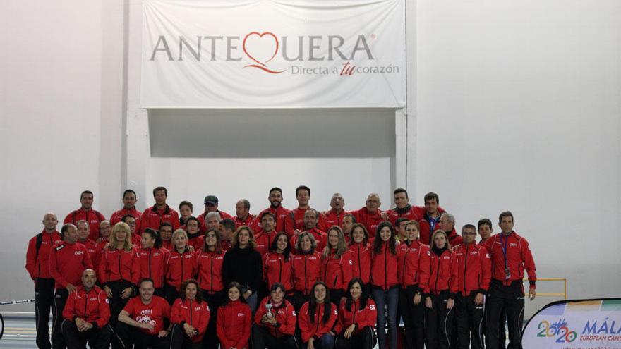 Foto de familia de los componentes del Club de Atletismo Independiente Malagueño en Antequera.