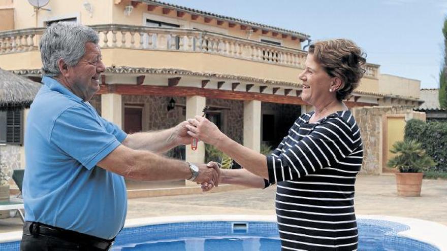 Ist die Finca als Ferienhaus genehmigt, posiert man auch gern für die Zeitung: Jordi Cerdó mit Urlauberin Barbara Jongmans.