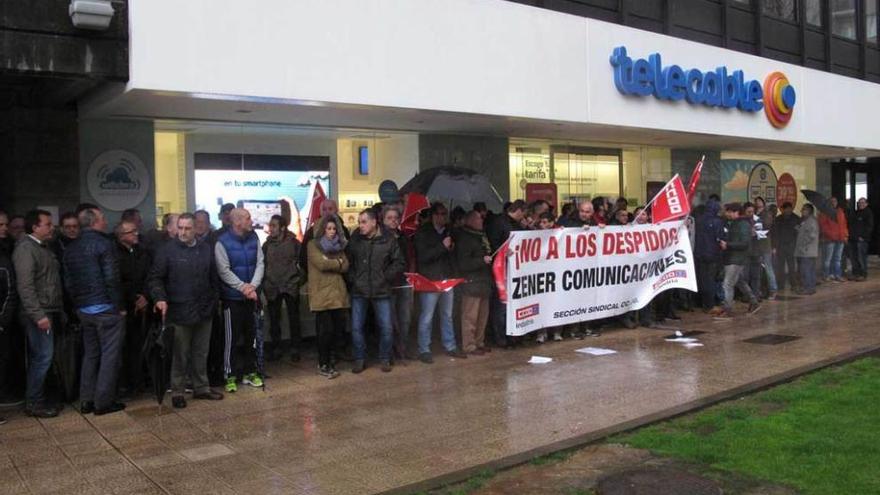 Concentración de los trabajadores de Zener ante Telecable.