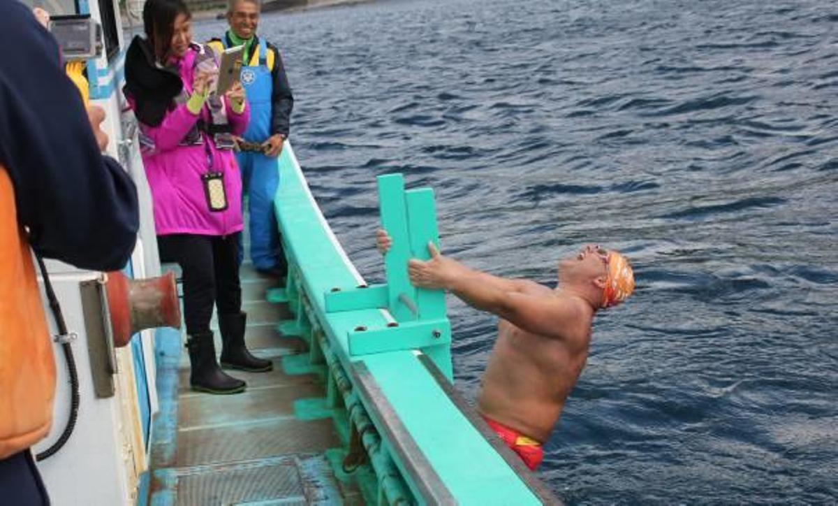 Jorge Crivillés, eufórico tras cruzar el Canal de Tsugaru, se dispone a subir al barco.