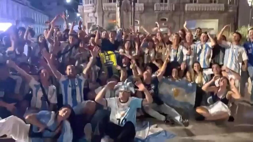 Celebración de los argentinos en Vigo tras la victoria ante Suiza