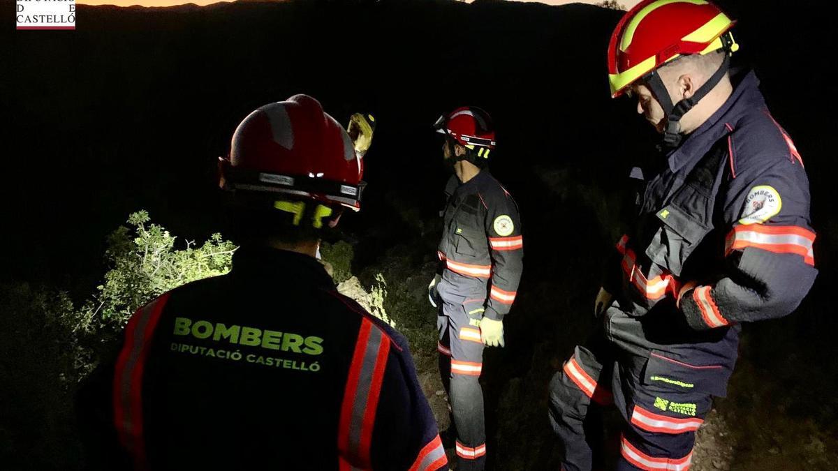 Imagen del momento en el que los bomberos procedieron al rescate del senderista fallecido ayer.