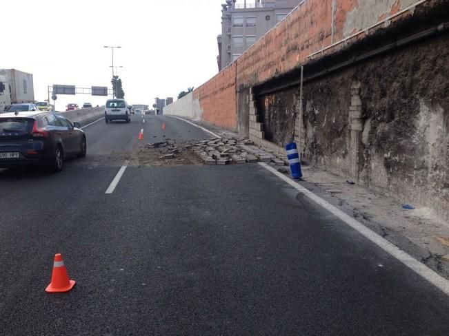 Retenciones en la Avenida Marítima por la caída de un muro