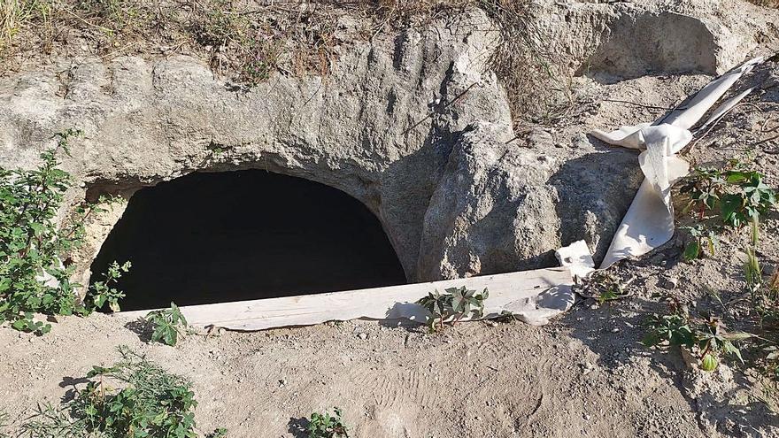 Entrada actual a la iglesia rupestre paleocristiana, cubierta de tierra en su mayor parte