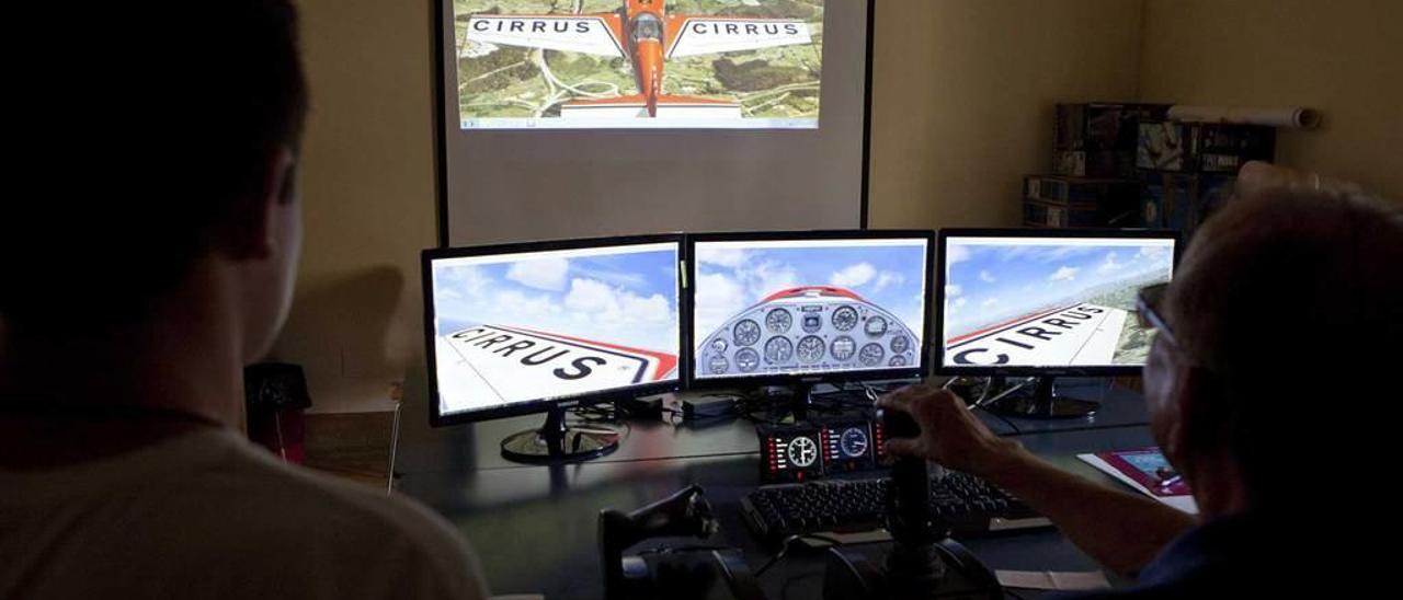 Un socio del Círculo Aeronáutico practicando con el simulador de vuelo.