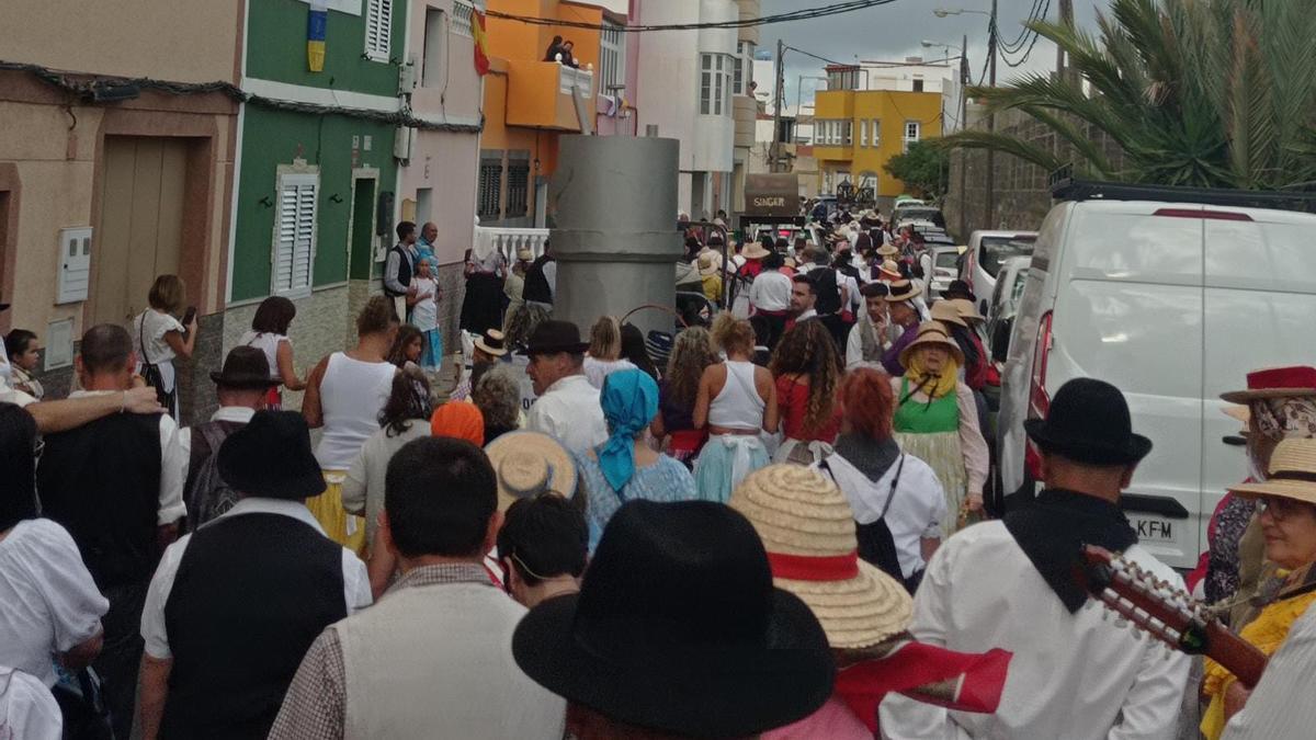 Los asistentes llenaron este sábado las calles del barrio de El Calero con motivo de la Romería Ofrenda.