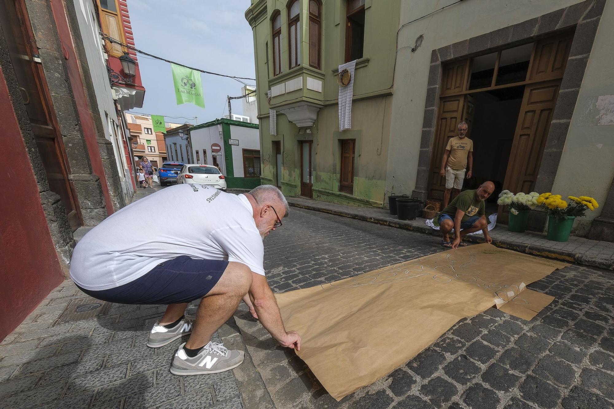 Autores de la primera alfombra de flores que tendrá la romería de las marías de Guía