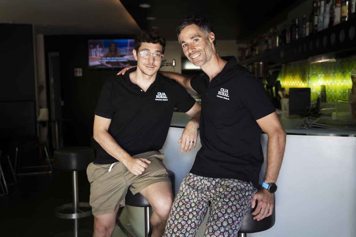 Aleix Clotet i Marc Gómez al bar 9Jutjat de Manresa, ultimant els detalls abans del Tour