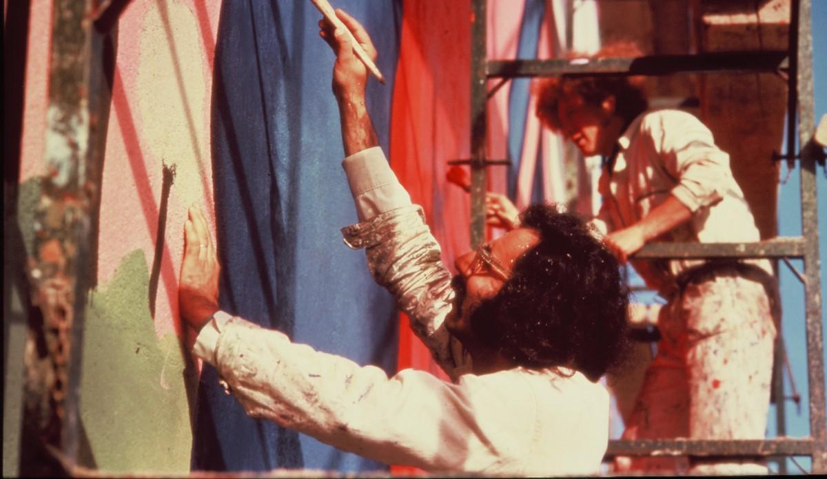 Eduardo Arranz-Bravo y Rafael Bartolozzi, trabajando en el mural de la fábrica Tipel, en 1971.