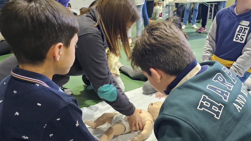 El Hospital Quirónsalud Málaga enseña a niños la reanimación cardiopulmonar