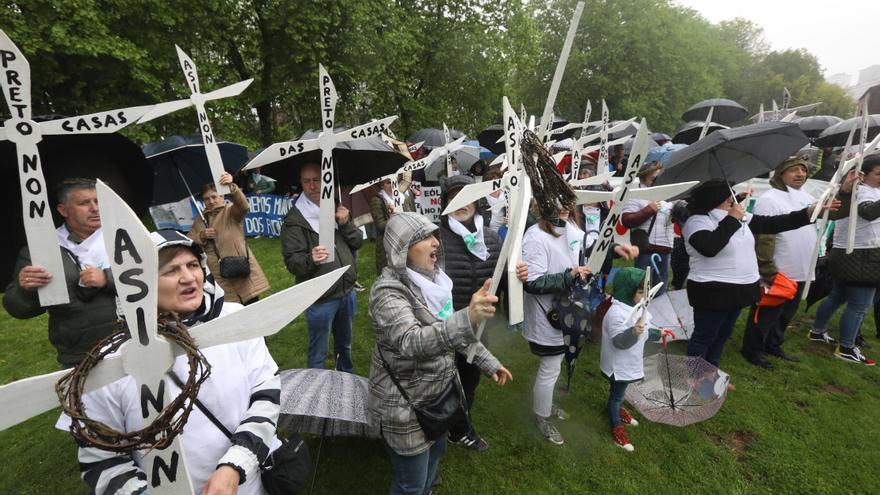 Cientos de personas rodean la sede de la Xunta contra 77 proyectos eólicos