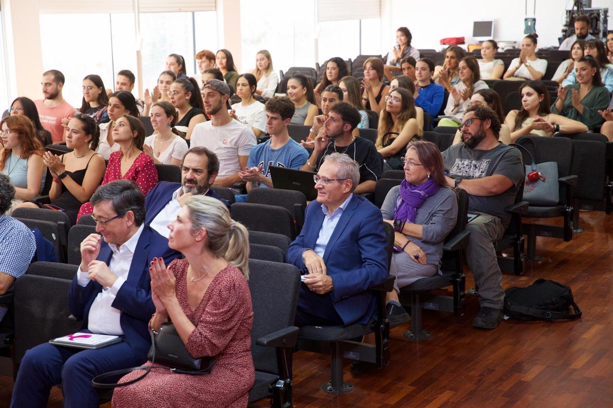 Publico asistente a una de las ponencias de Fake&amp;Business en la UA.