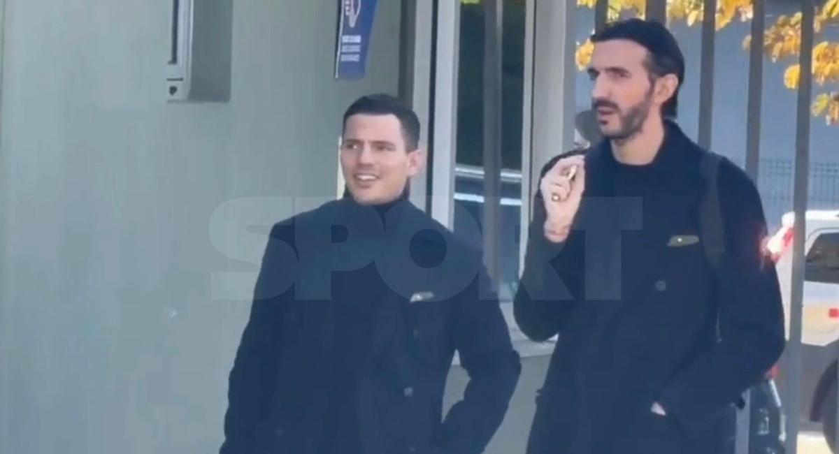 Los agentes de Ronald Araujo entrando a la Ciutat Esportiva