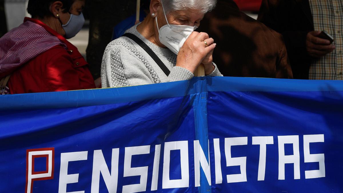 Manifestaciones en decenas de ciudades de España contra los recortes de pensiones.