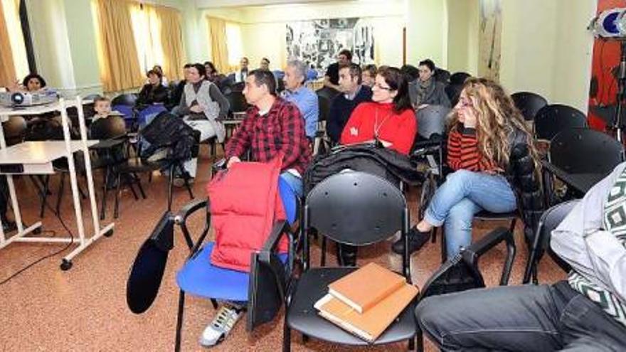 Hilario Garrudo, a la izquierda, durante su ponencia en la Escuela de padres del IES El Batán de Mieres.