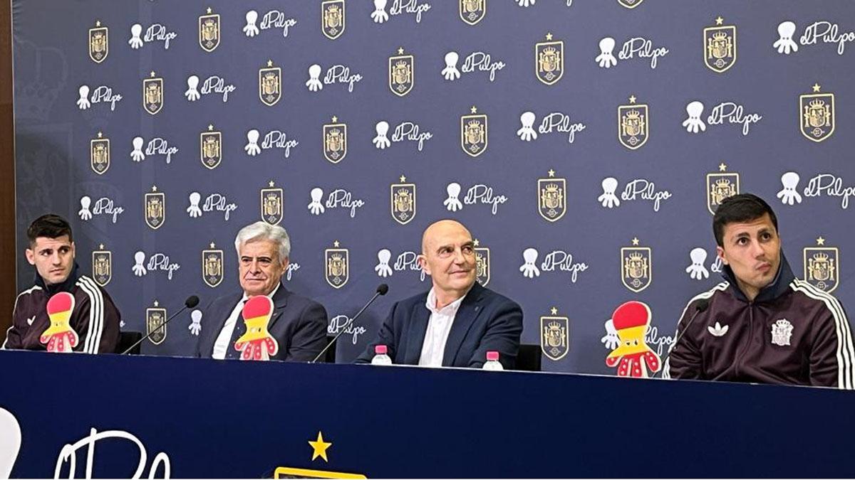 Morata y Rodri, capitanes de España, acompañaron al presidente de la Junta Gestora, Pedro Rocha