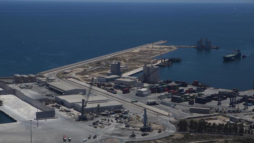 Al fondo el muelle 19 donde está prevista la construcción de los macrodepósitos para mover combustible